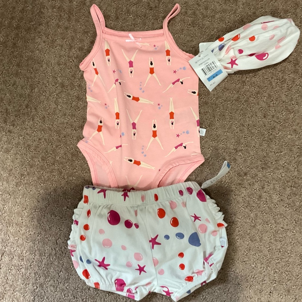 🌸 ROSIE POPE 3 PIECE OUTFIT IN SIZE 6-9 MONTHS NWT